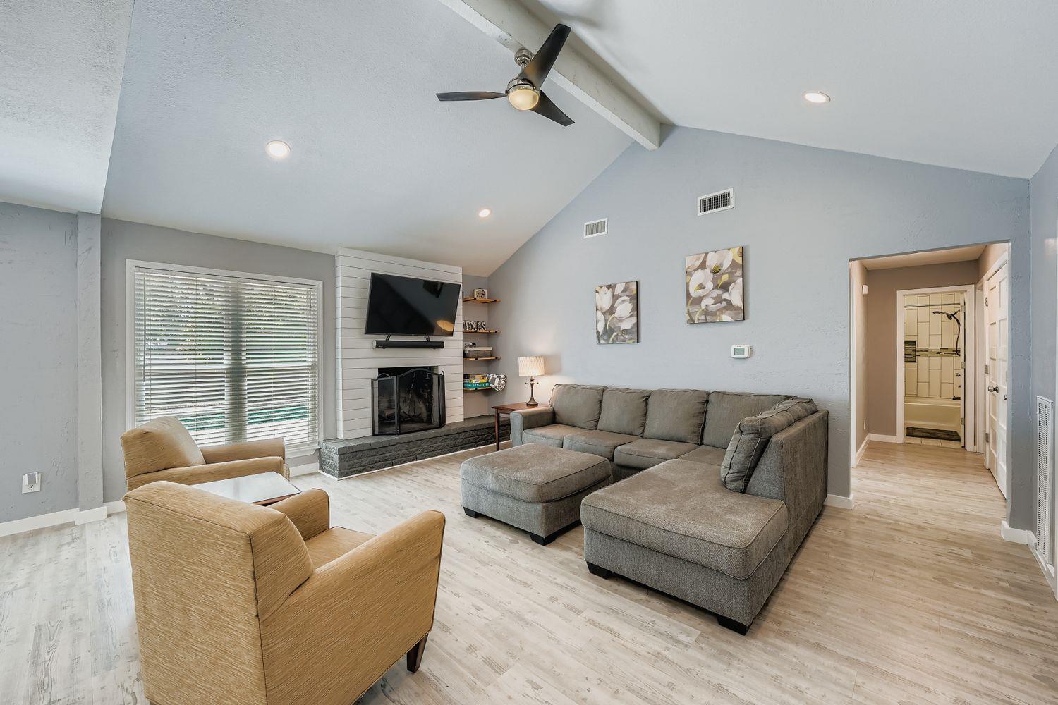 1121 Stoneoak Ln, Austin, TX 78745