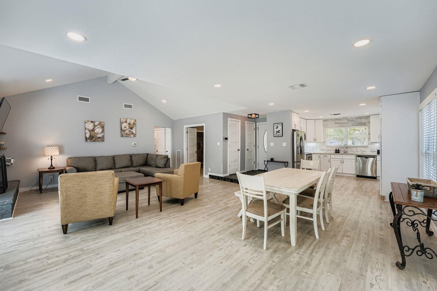 1121 Stoneoak Ln, Austin, TX 78745