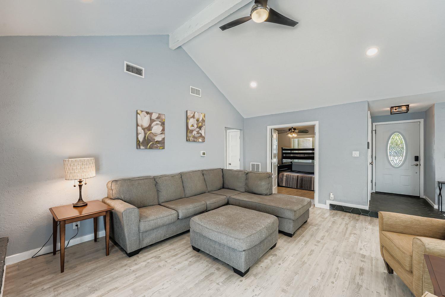 1121 Stoneoak Ln, Austin, TX 78745