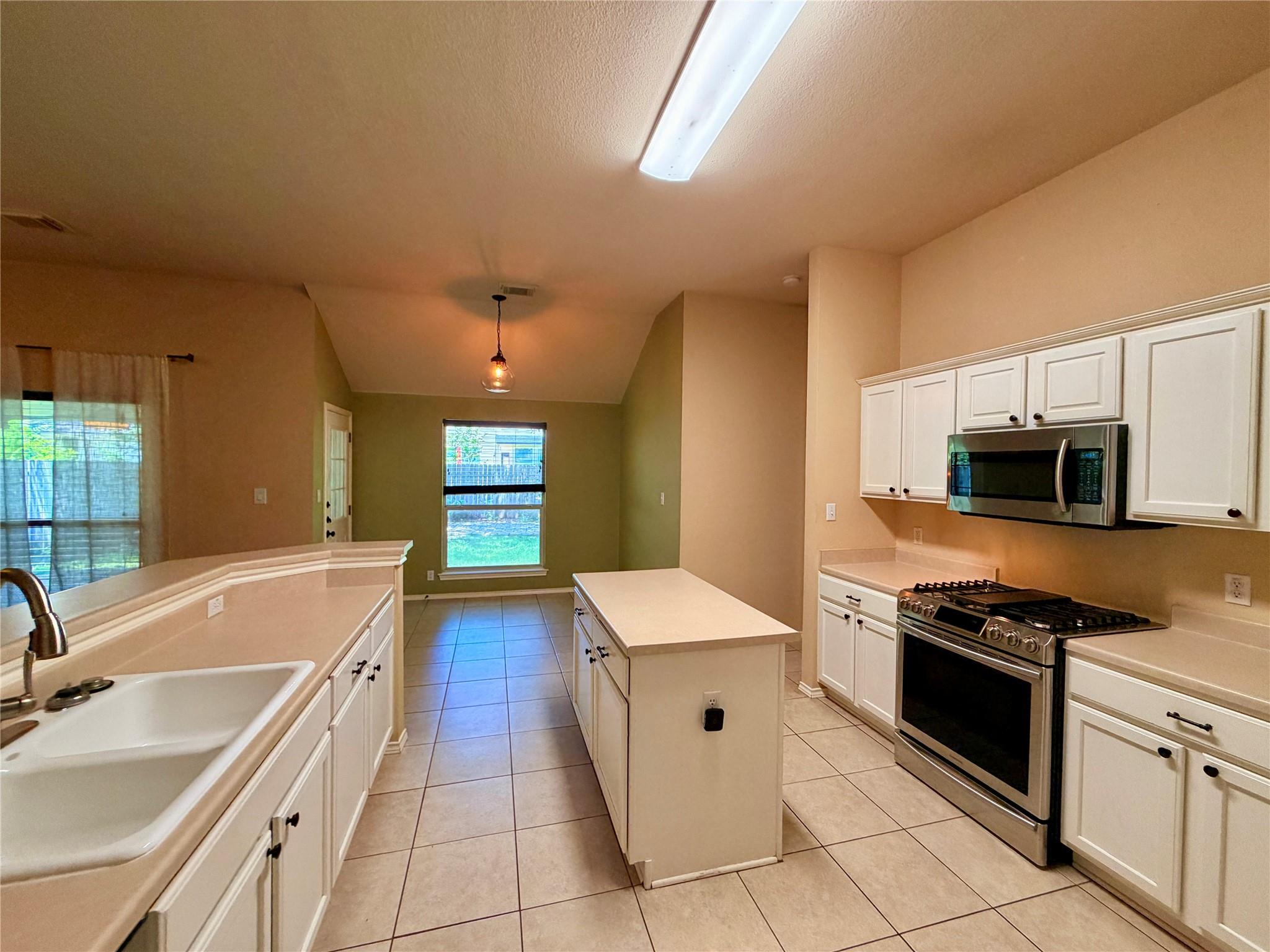 4415 Hunters Lodge Dr, Round Rock, TX 78681