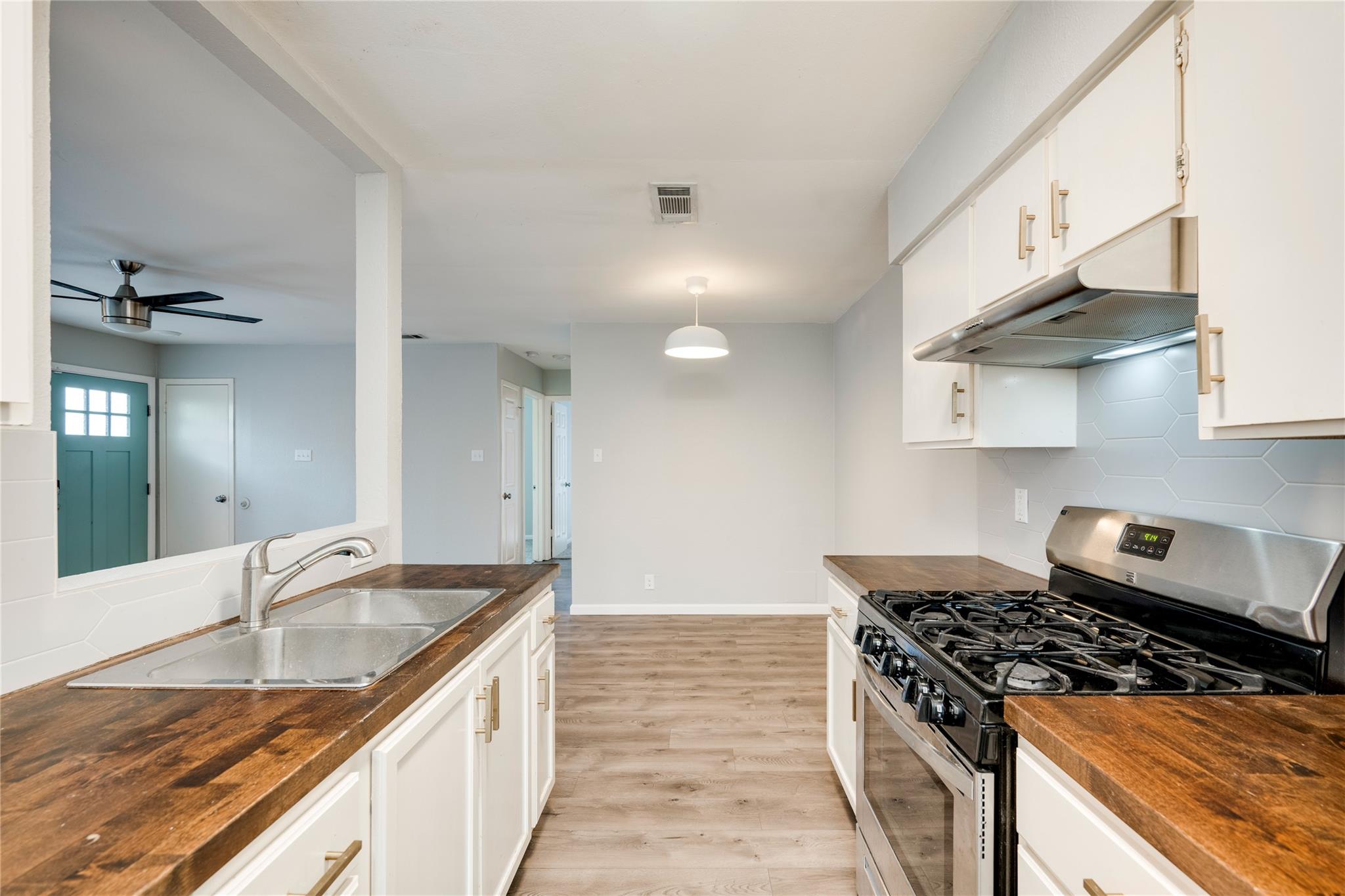 915 Chisholm Cv, Round Rock, TX 78681