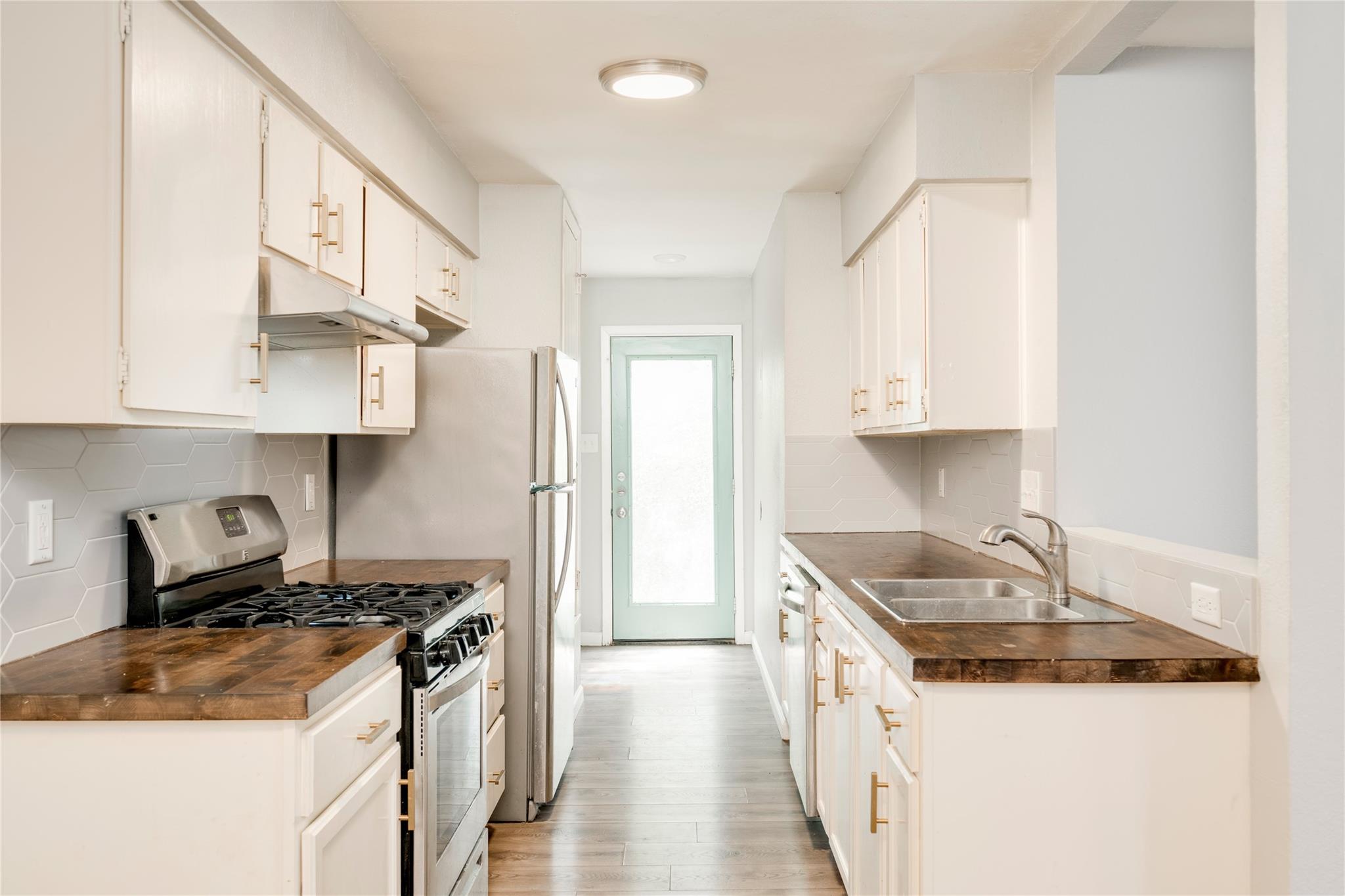 915 Chisholm Cv, Round Rock, TX 78681