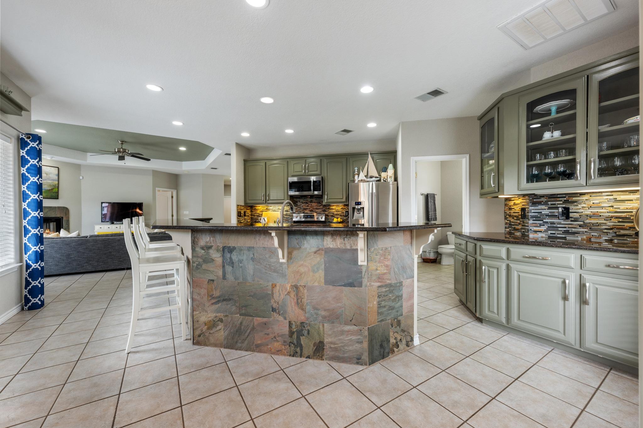 521 Lucy Ln, Horseshoe Bay, TX 78657