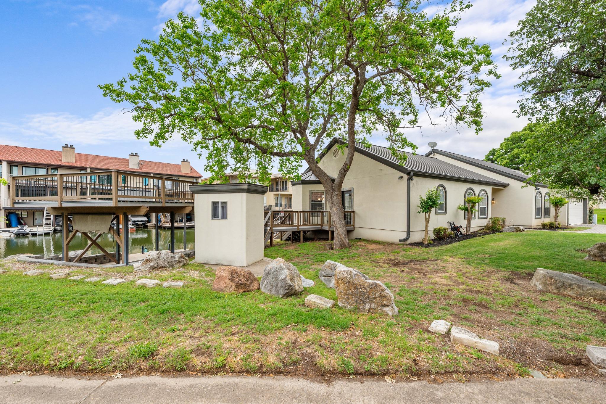 521 Lucy Ln, Horseshoe Bay, TX 78657