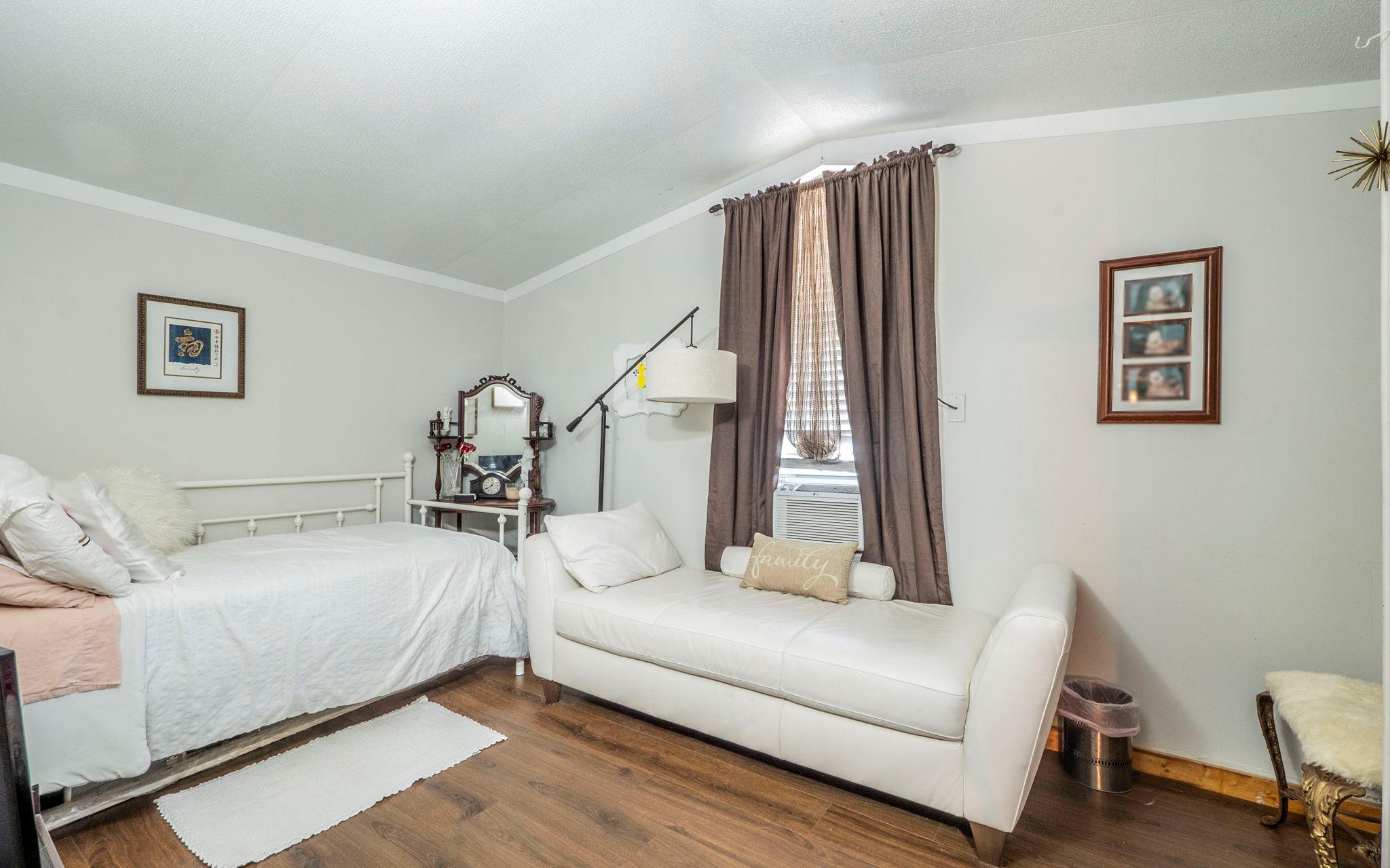 210 W Lakeshore Dr, Dripping Springs, TX 78620