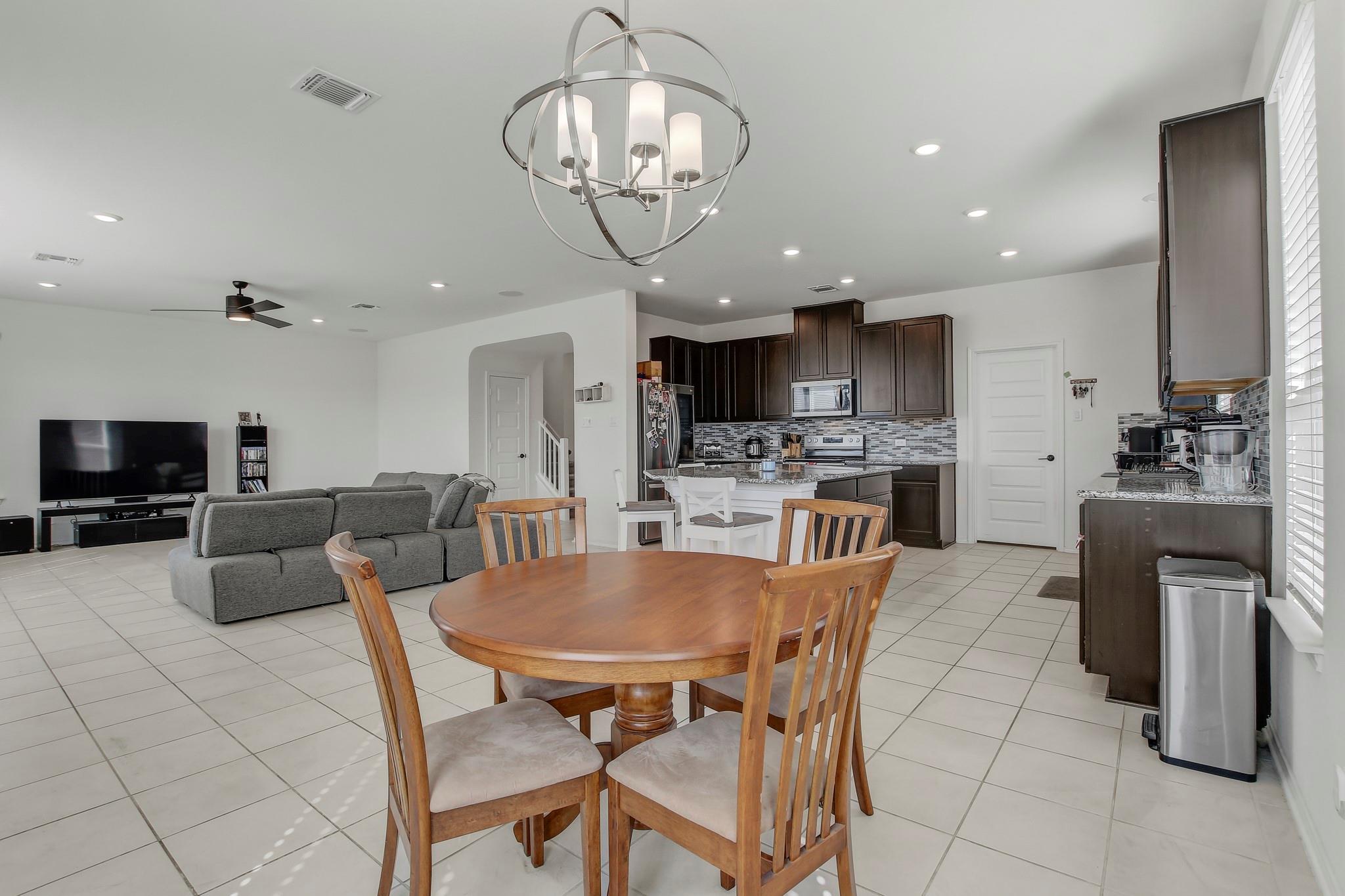 180 Outlaw Dr, Jarrell, TX 76537