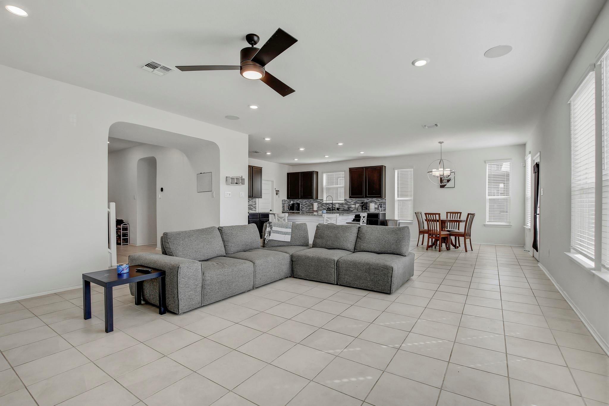 180 Outlaw Dr, Jarrell, TX 76537