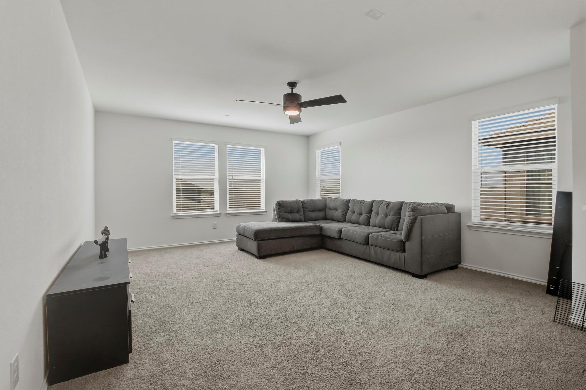 180 Outlaw Dr, Jarrell, TX 76537