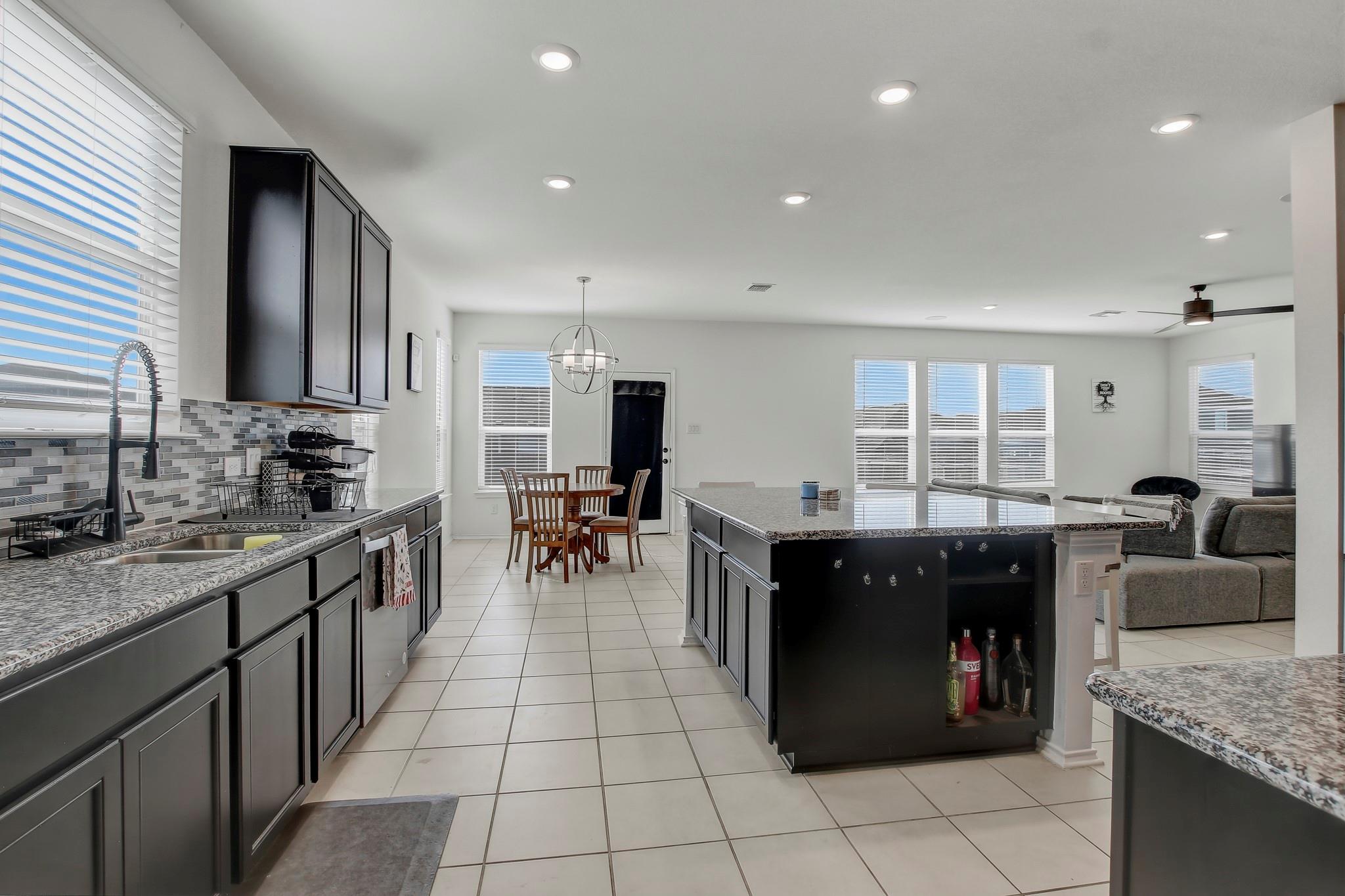 180 Outlaw Dr, Jarrell, TX 76537