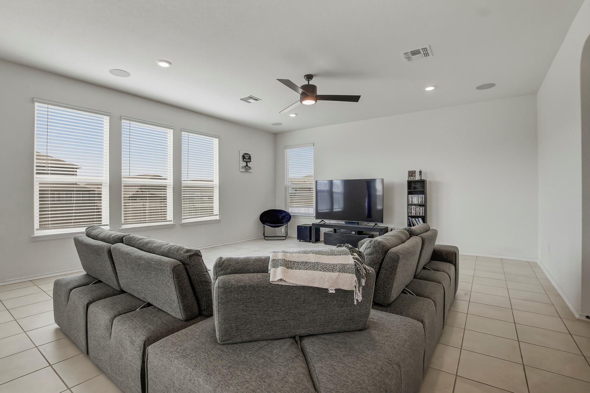 180 Outlaw Dr, Jarrell, TX 76537