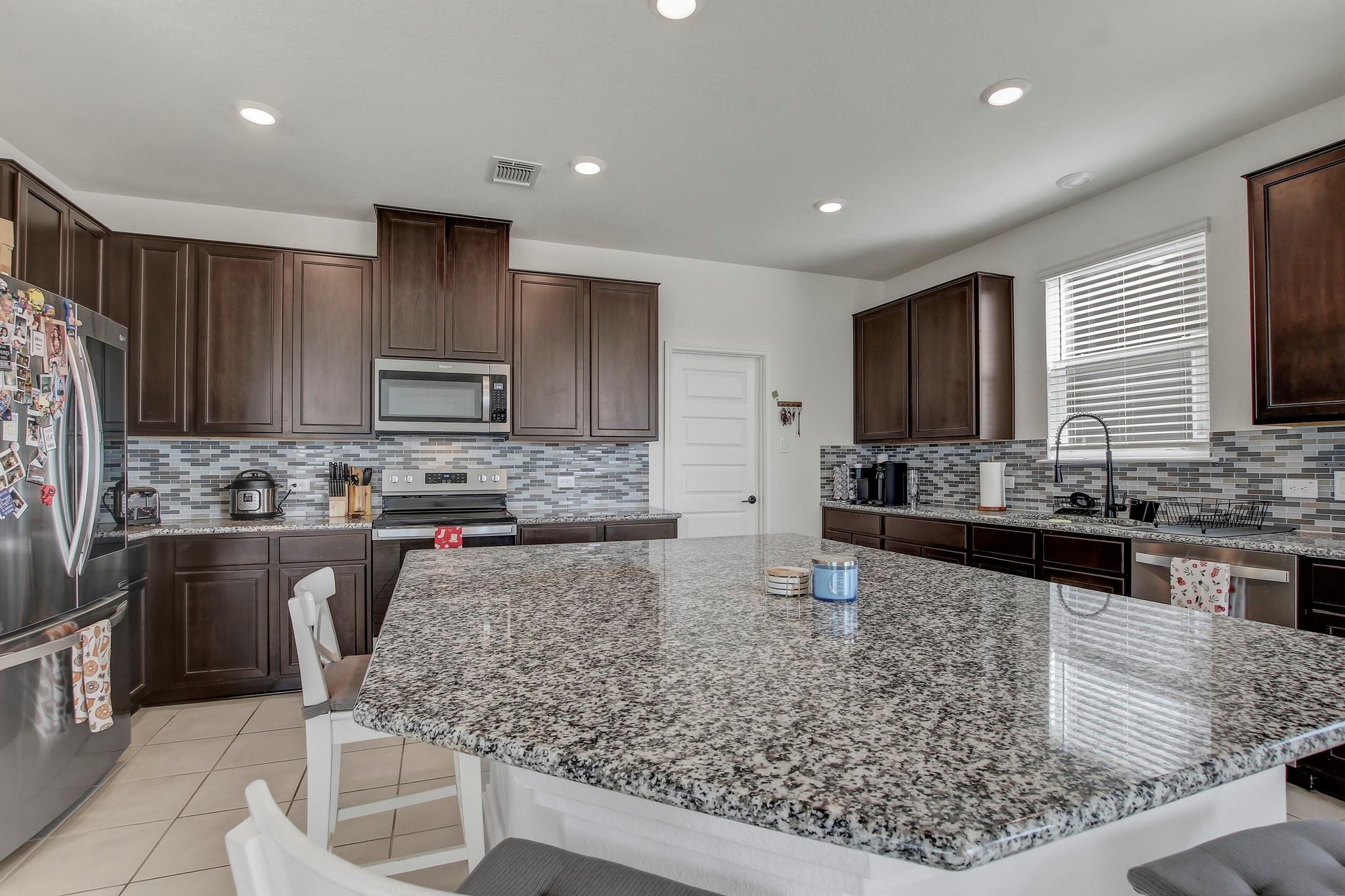 180 Outlaw Dr, Jarrell, TX 76537