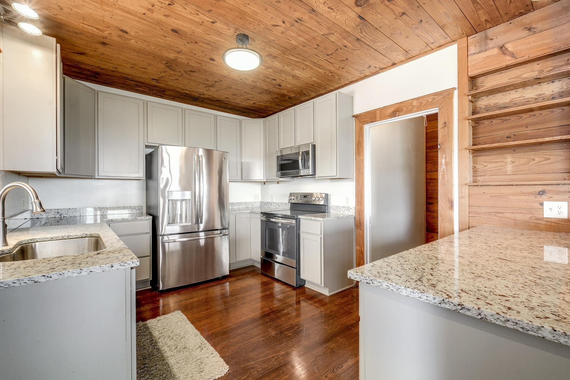 21300 Crestmont # B, Spicewood, TX 78669