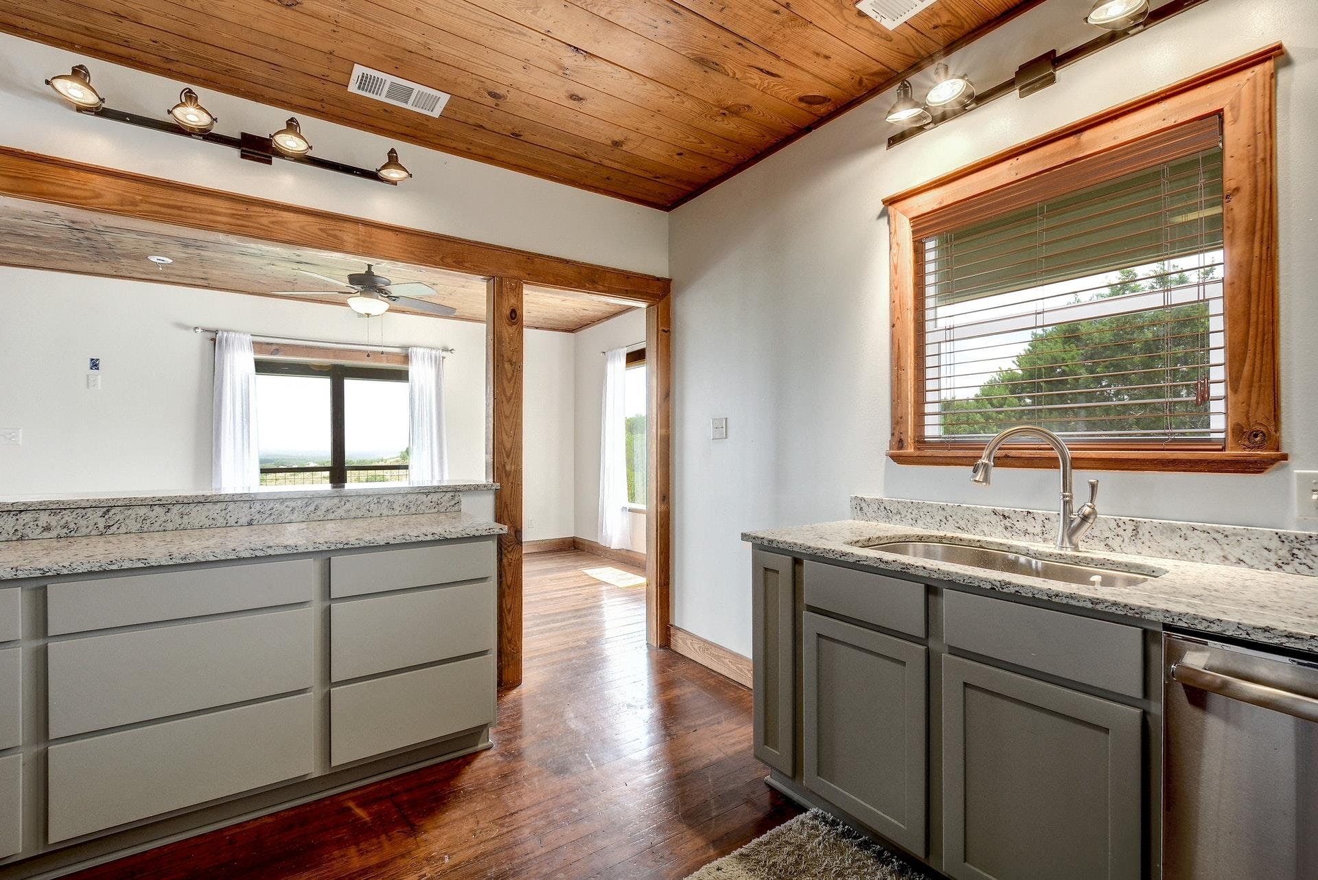 21300 Crestmont # B, Spicewood, TX 78669