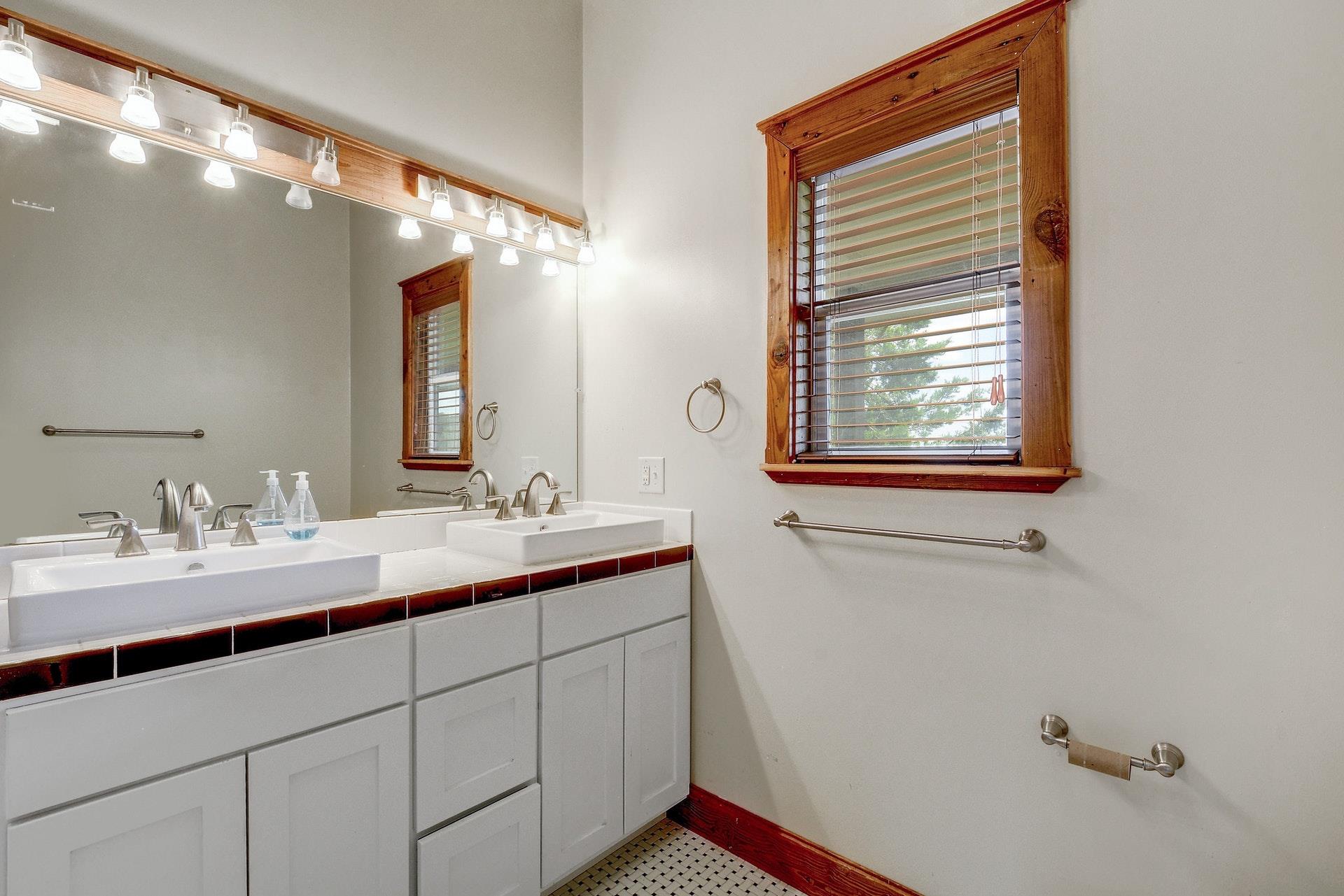 21300 Crestmont # B, Spicewood, TX 78669