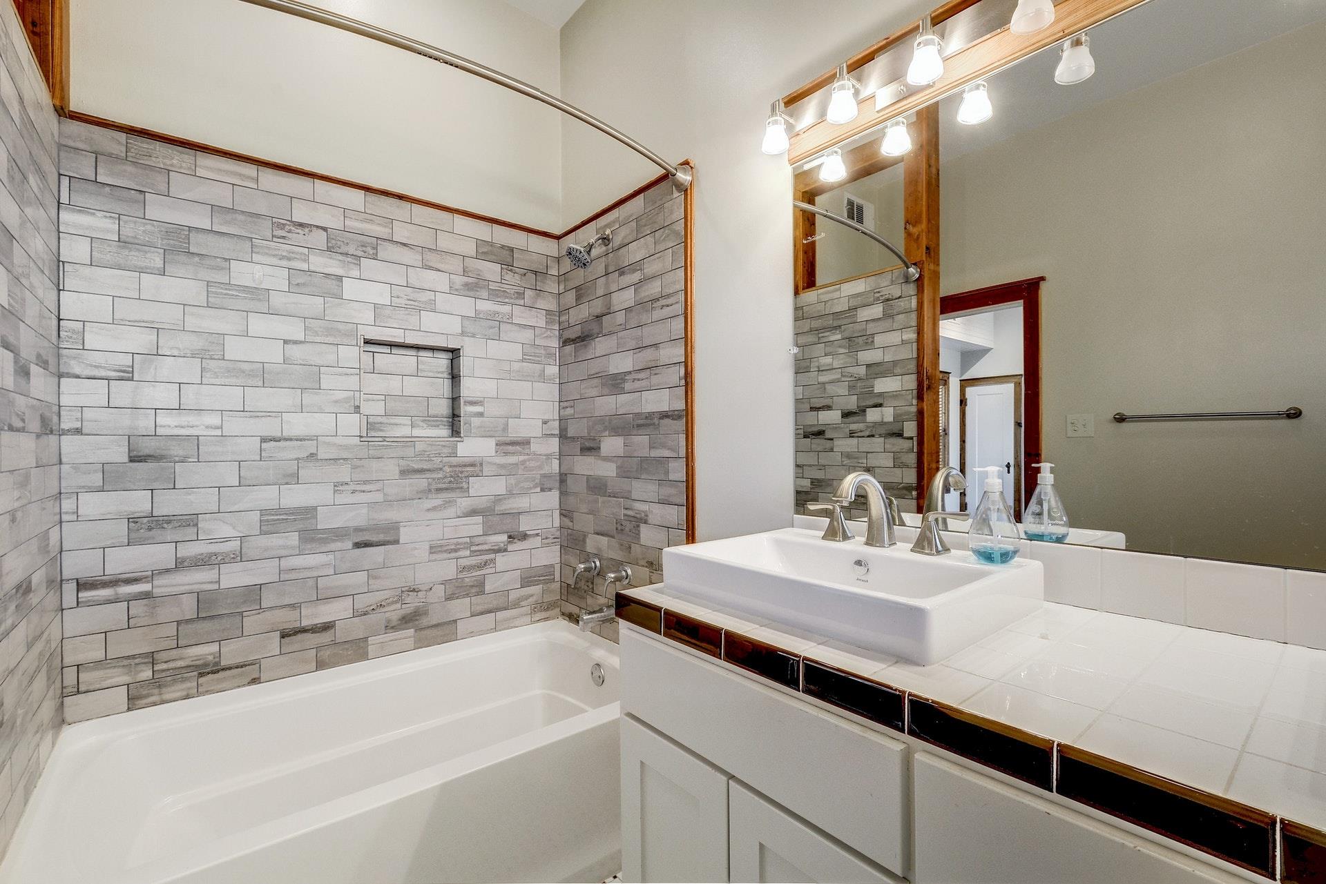 21300 Crestmont # B, Spicewood, TX 78669