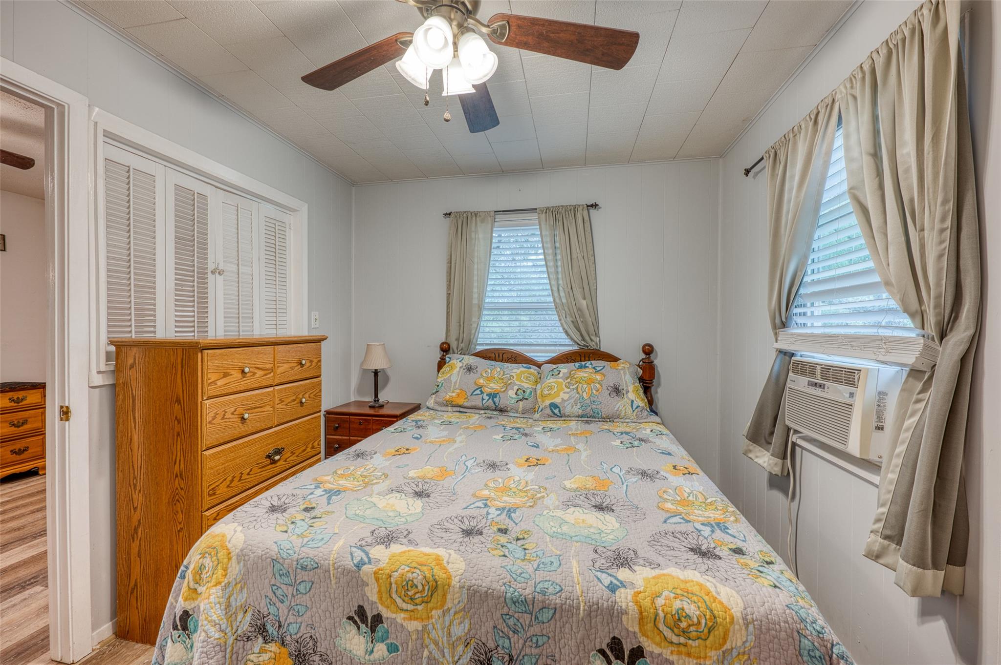 204 W Lakeshore Dr, Llano, TX 78643