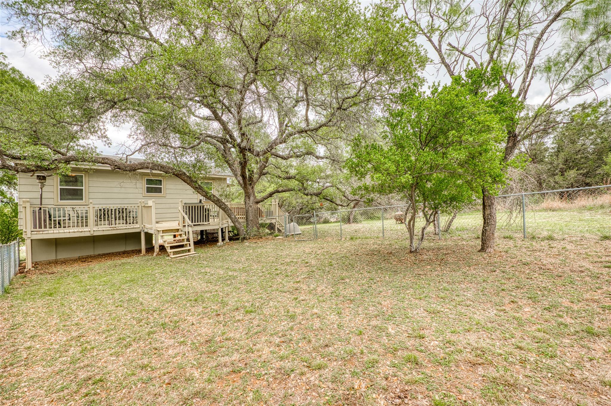 204 W Lakeshore Dr, Llano, TX 78643