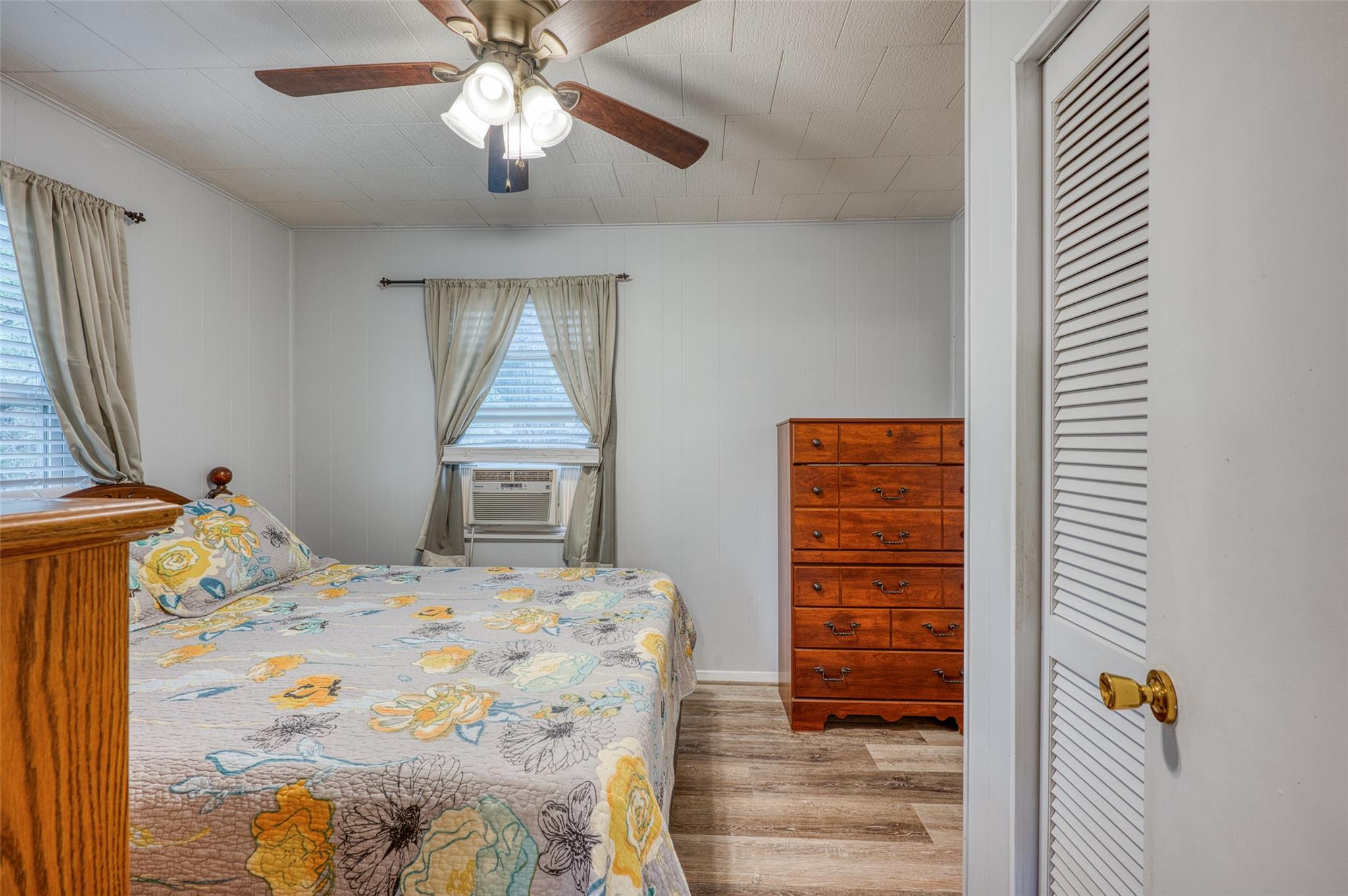 204 W Lakeshore Dr, Llano, TX 78643