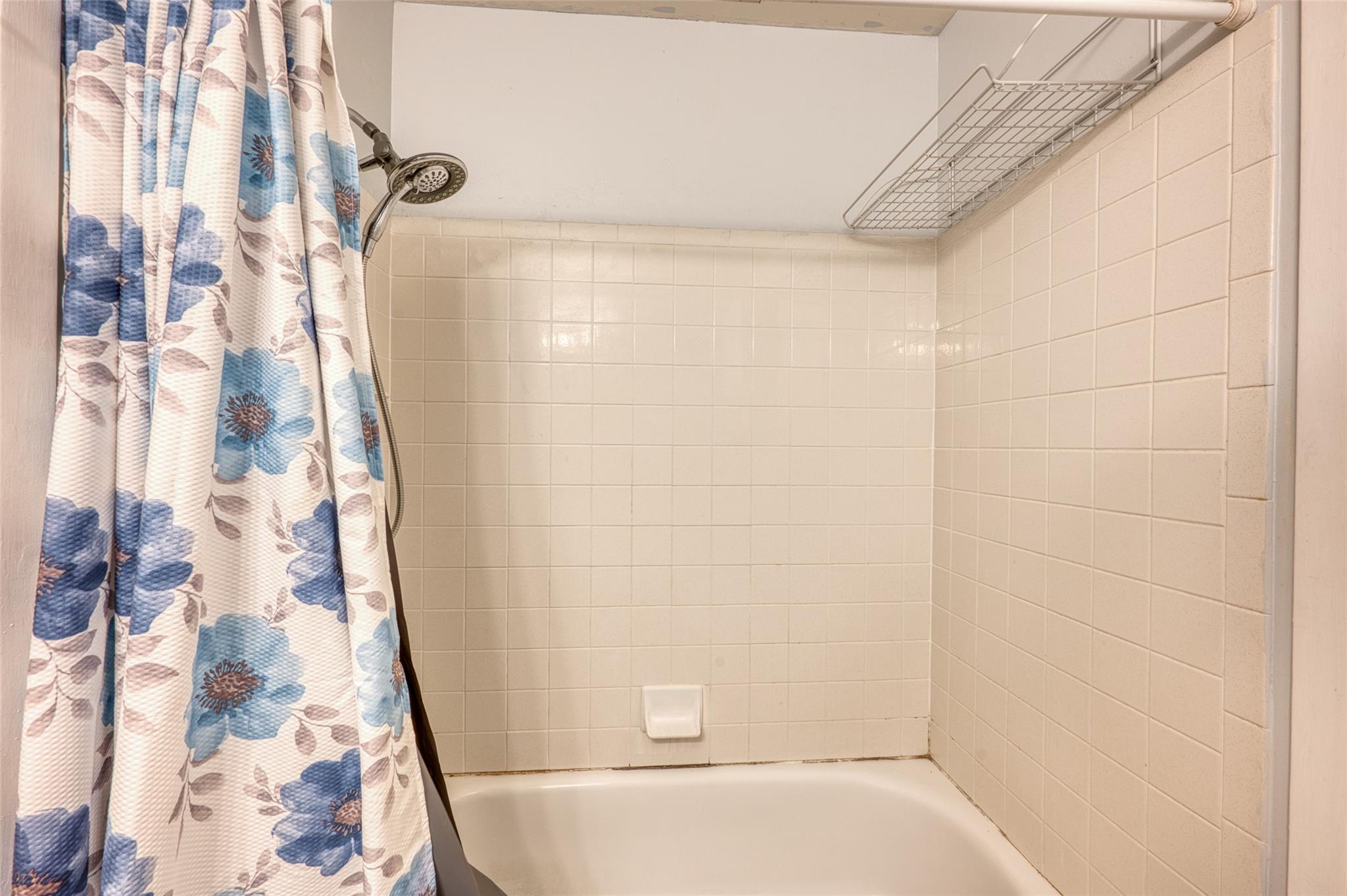 204 W Lakeshore Dr, Llano, TX 78643