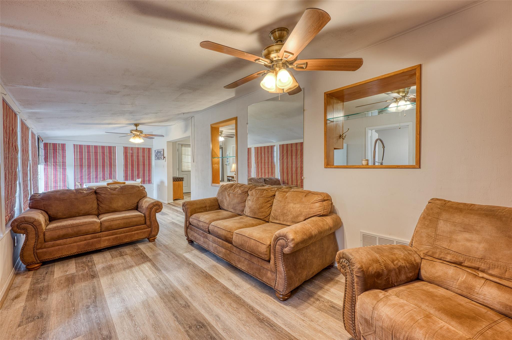 204 W Lakeshore Dr, Llano, TX 78643