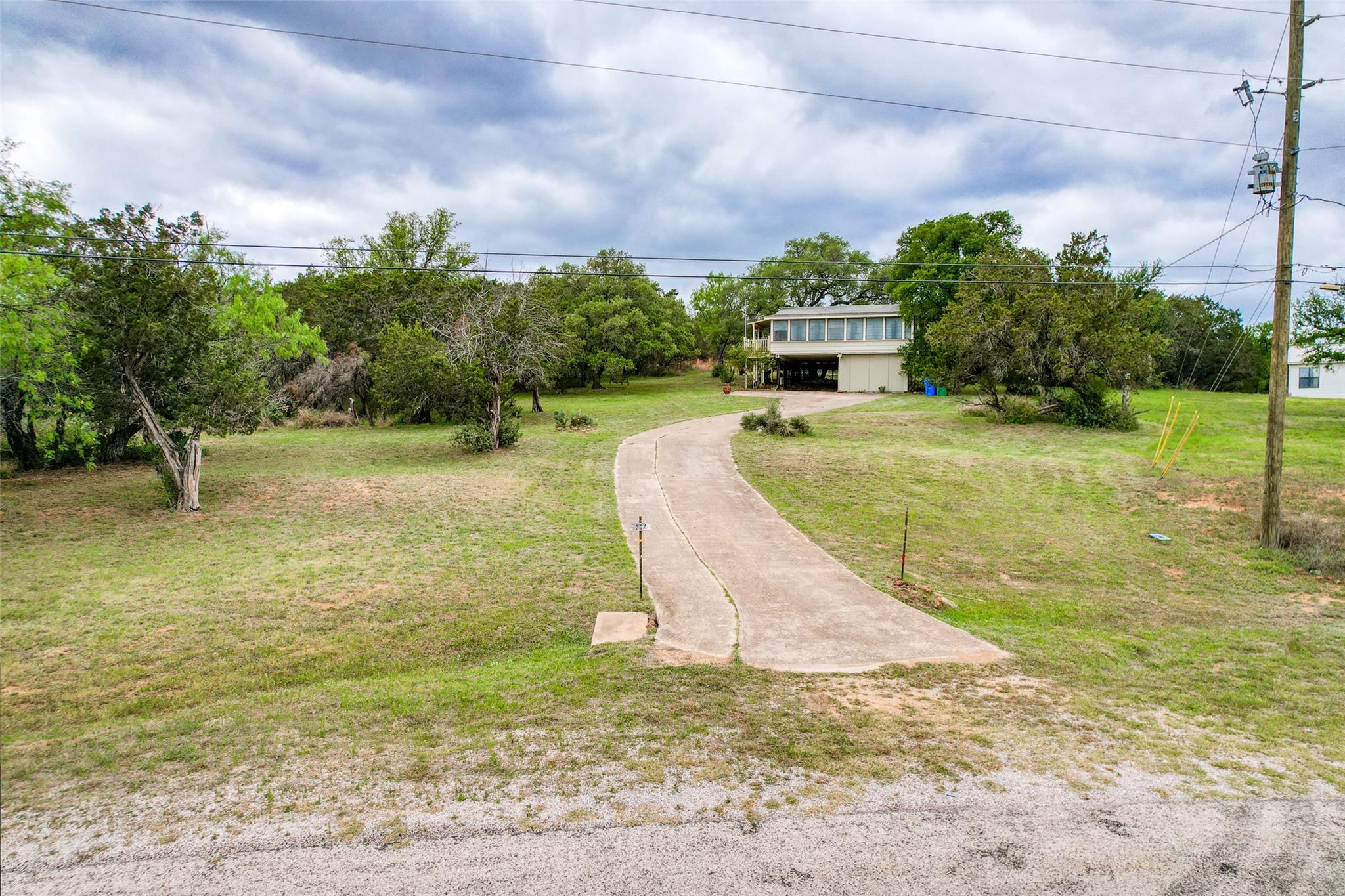 204 W Lakeshore Dr, Llano, TX 78643