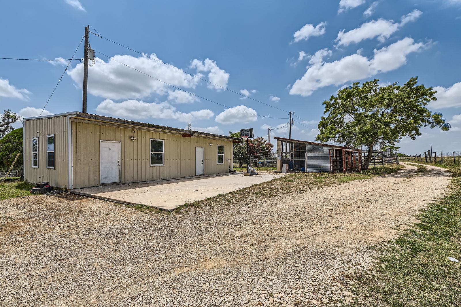 480 Grandpa Rd, Lockhart, TX 78644