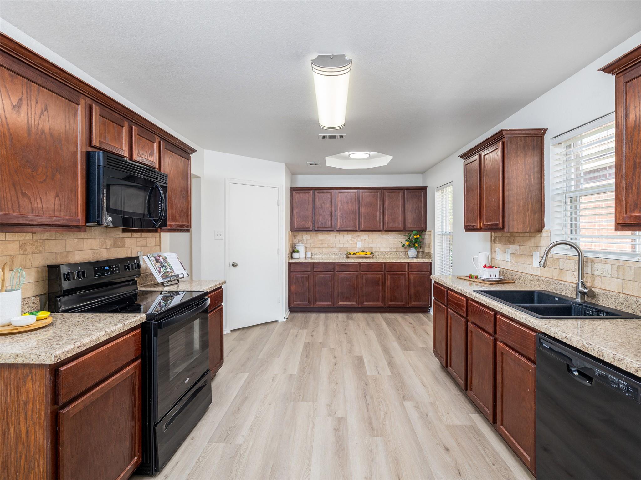 133 Lignite Dr, Jarrell, TX 76537