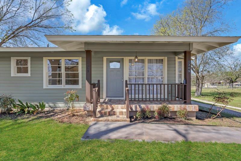 1309 Sloan St, Taylor, TX 76574