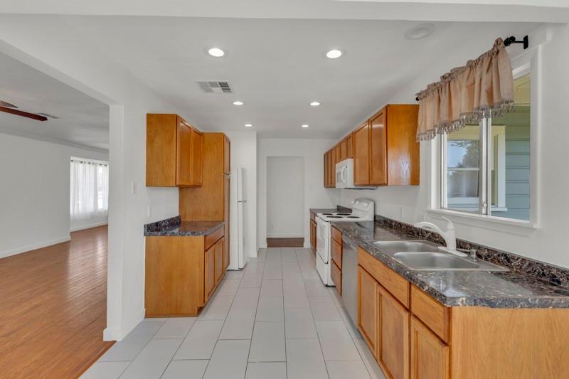 1309 Sloan St, Taylor, TX 76574