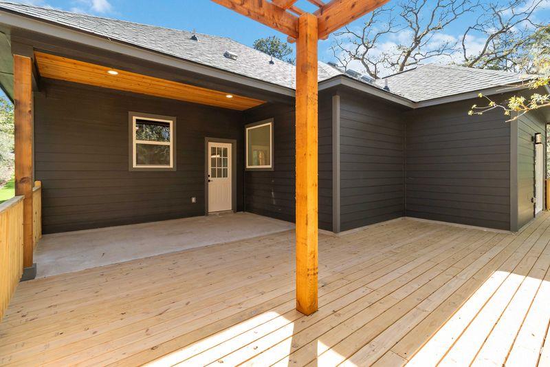 120 Anahulu Ln, Bastrop, TX 78602