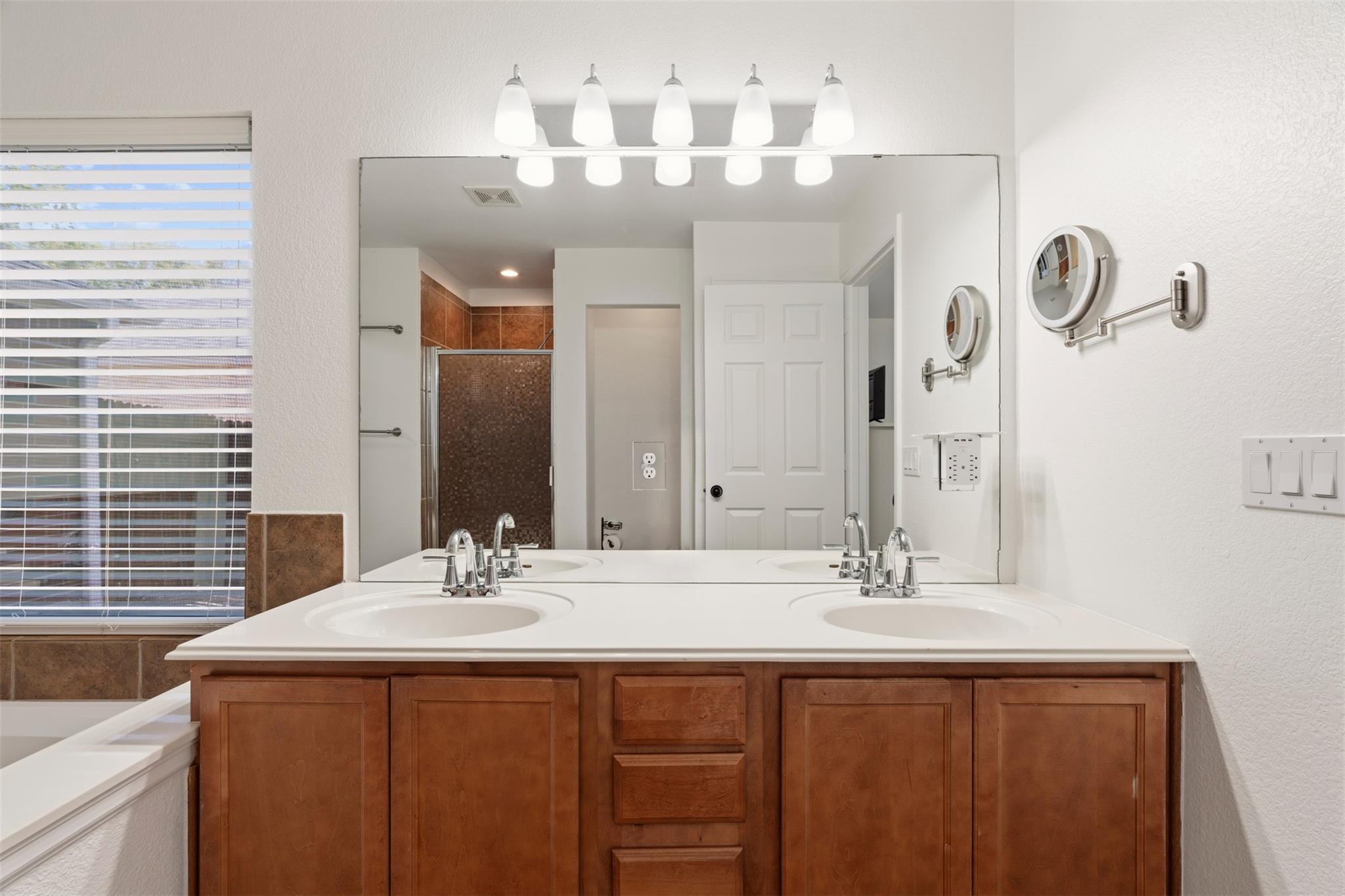 228 Hoot Owl Ln N, Leander, TX 78641