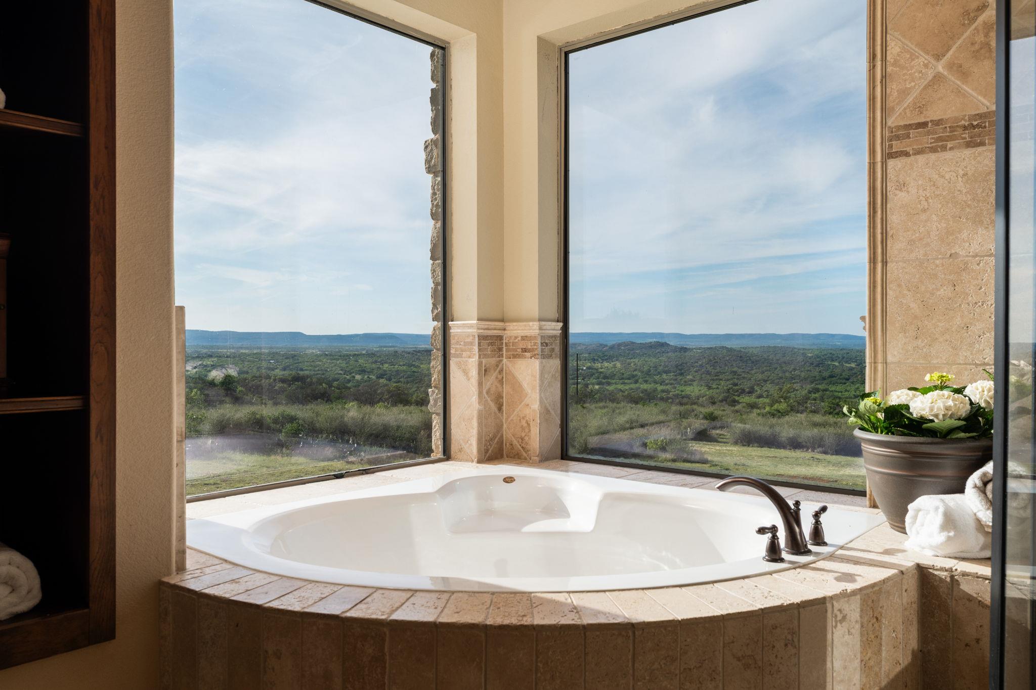 1130 Crownover Ln, Round Mountain, TX 78663