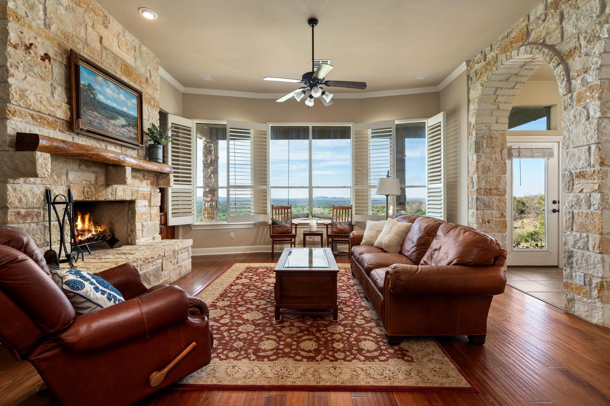 1130 Crownover Ln, Round Mountain, TX 78663