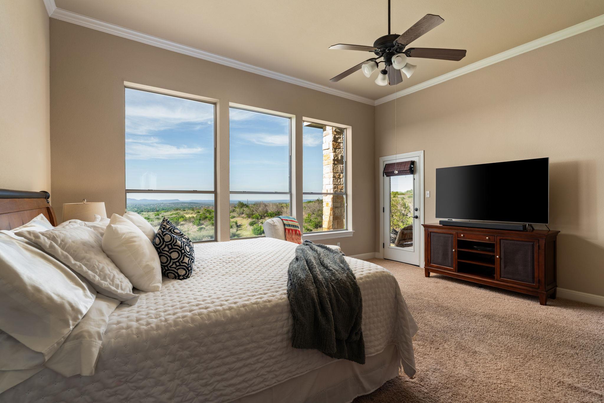 1130 Crownover Ln, Round Mountain, TX 78663