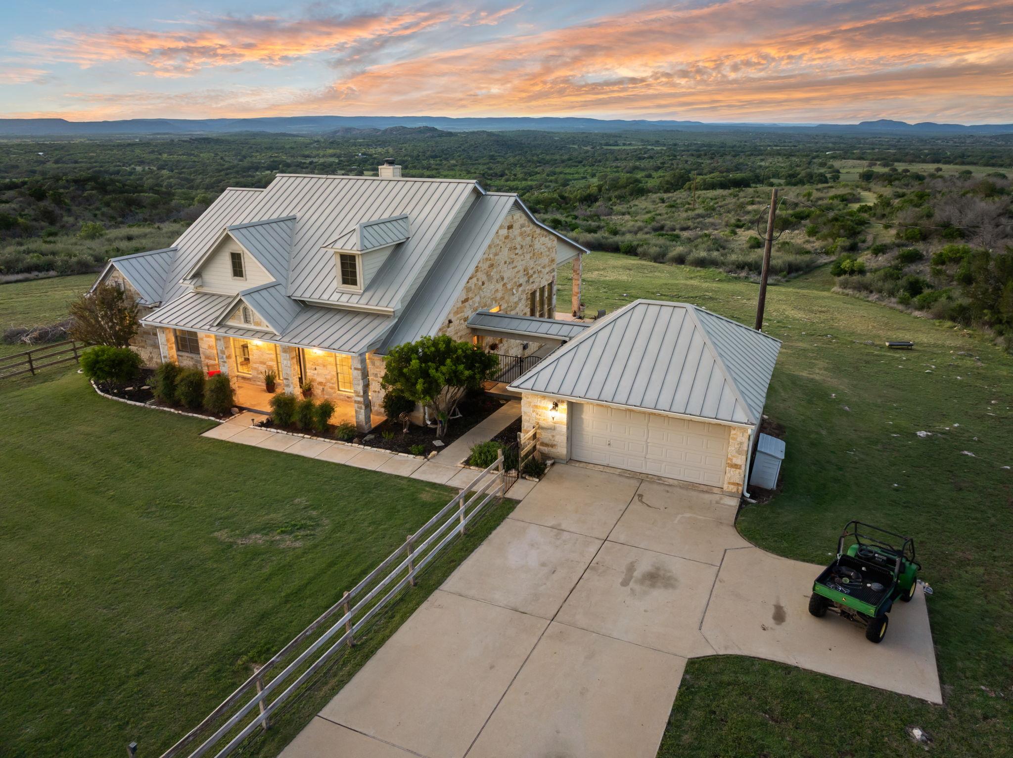 1130 Crownover Ln, Round Mountain, TX 78663
