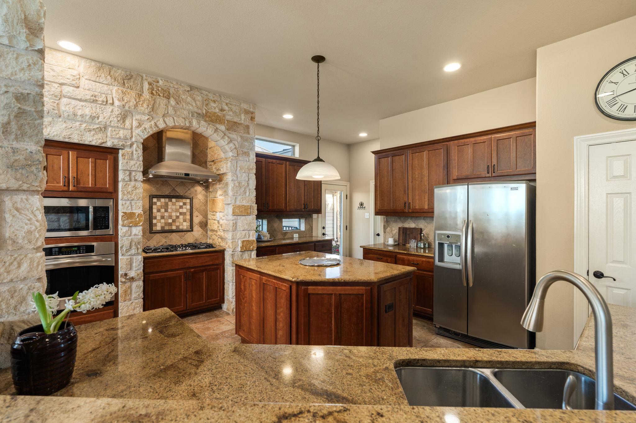 1130 Crownover Ln, Round Mountain, TX 78663