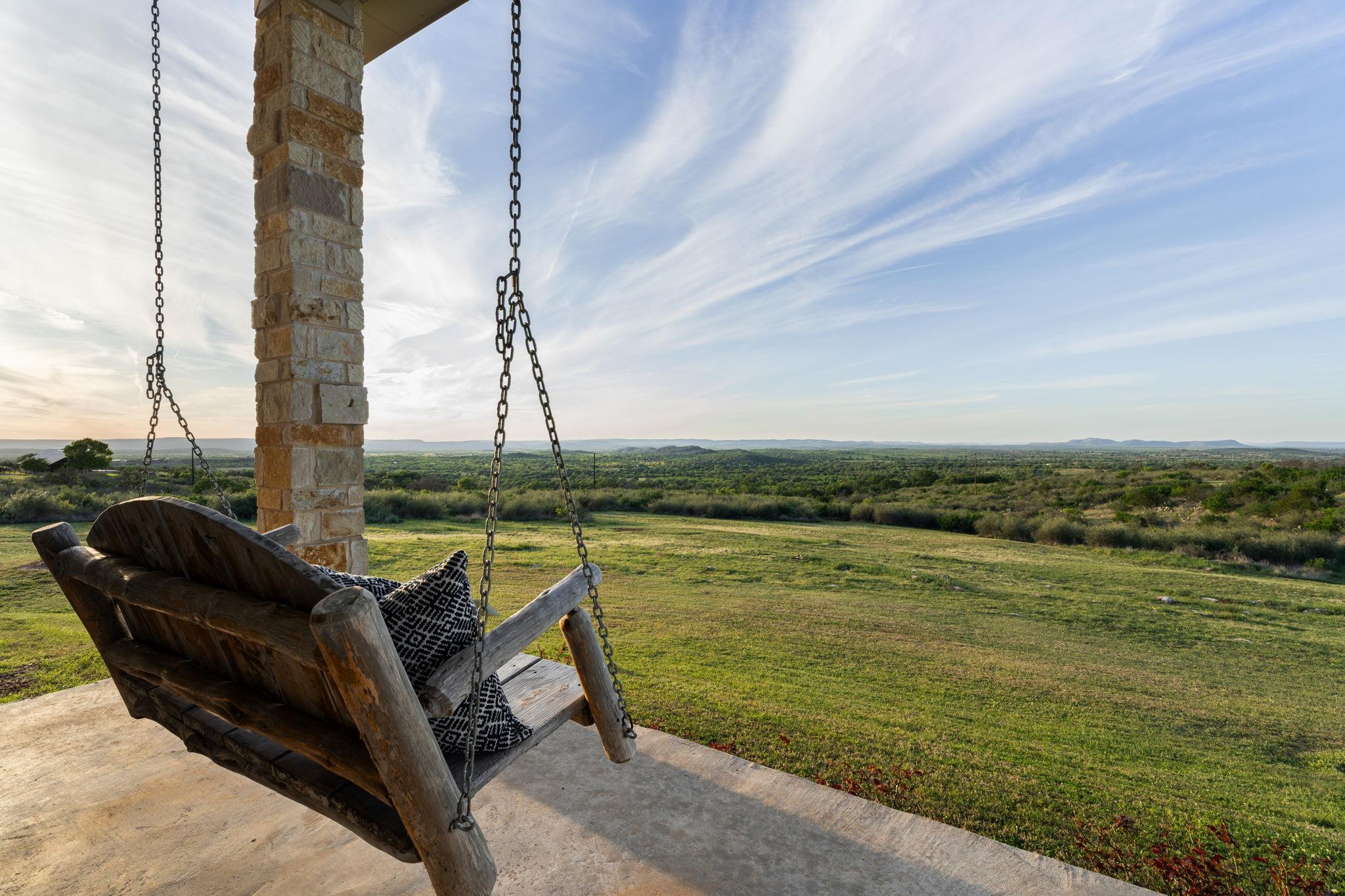 1130 Crownover Ln, Round Mountain, TX 78663