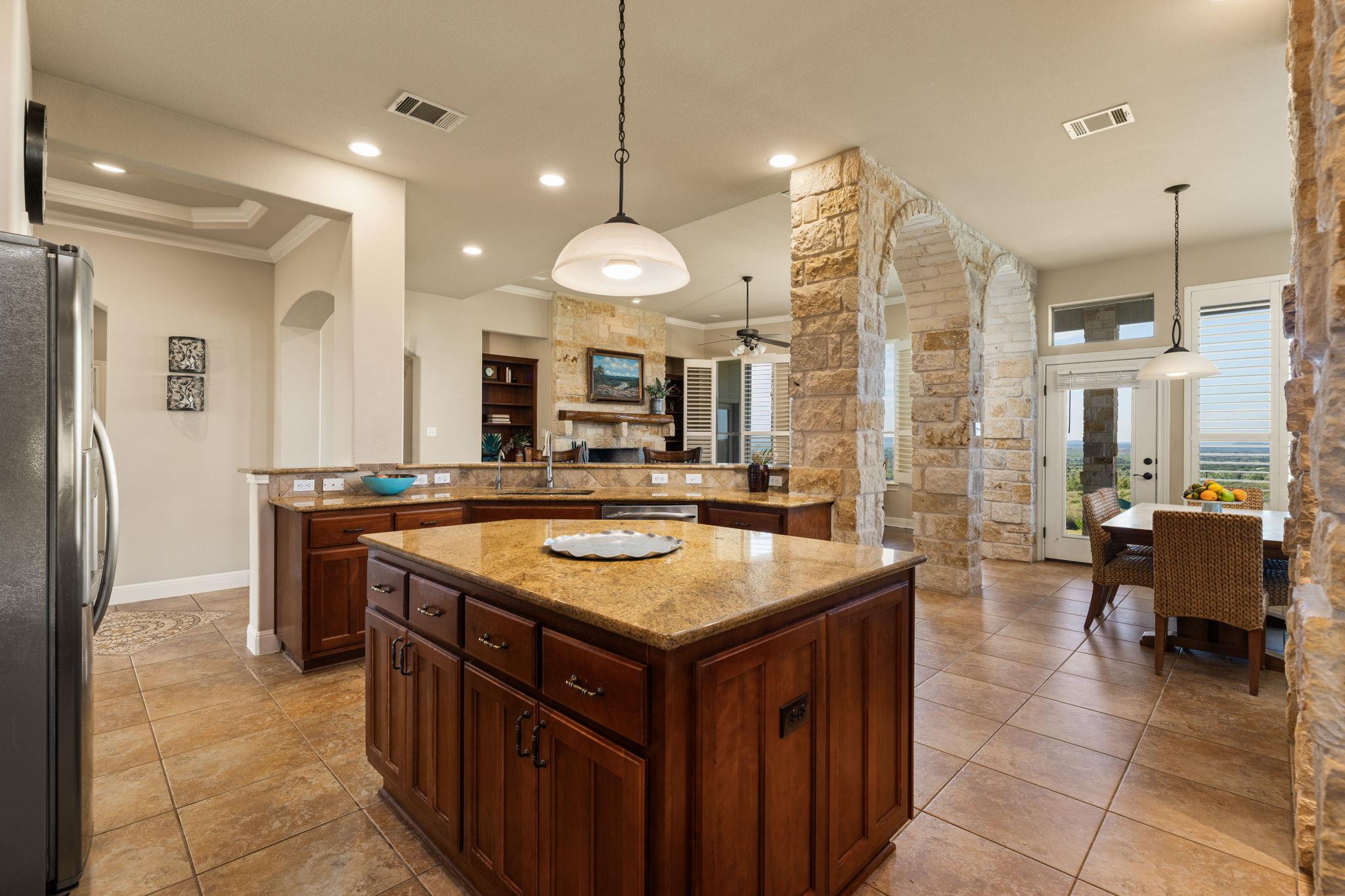 1130 Crownover Ln, Round Mountain, TX 78663