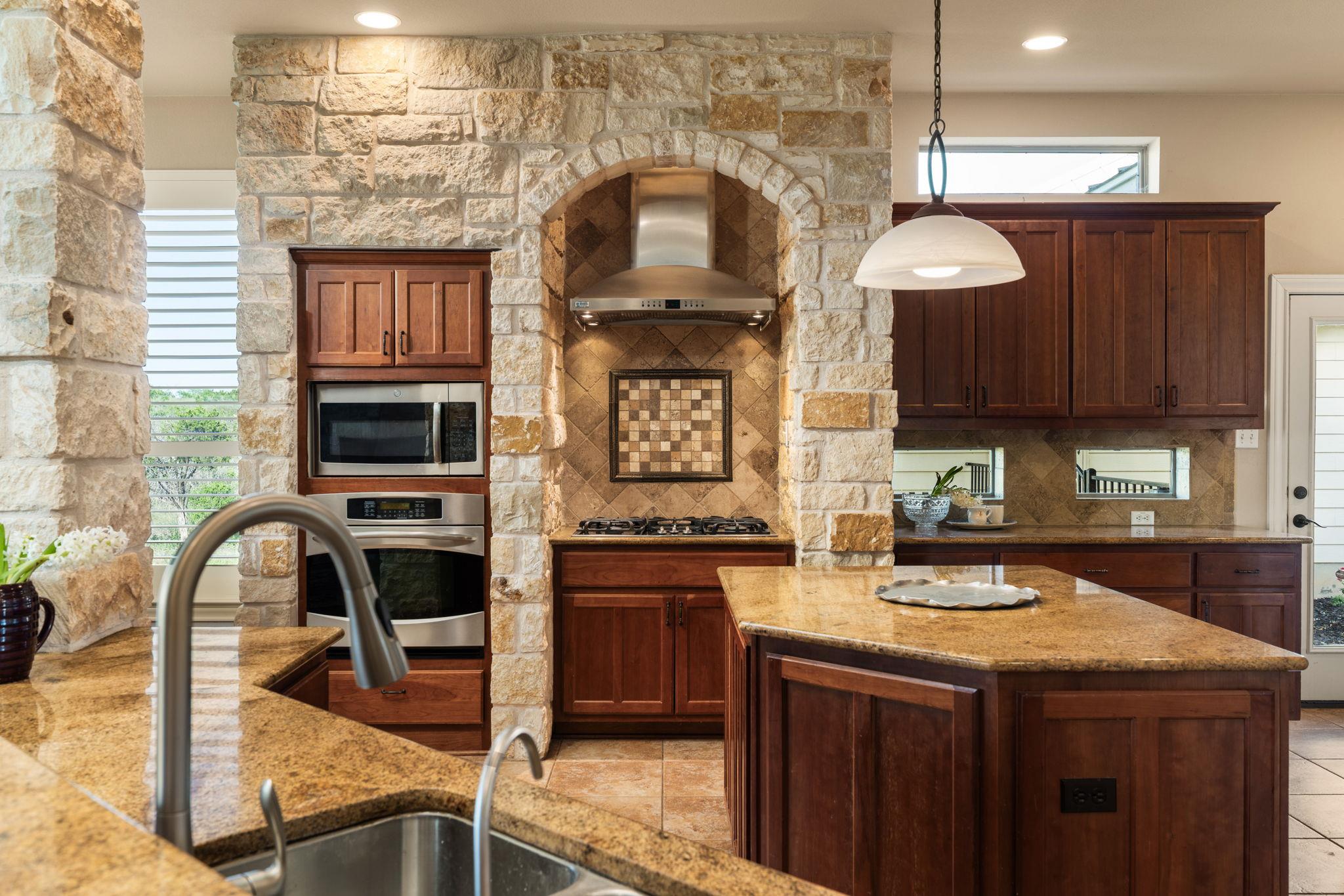 1130 Crownover Ln, Round Mountain, TX 78663