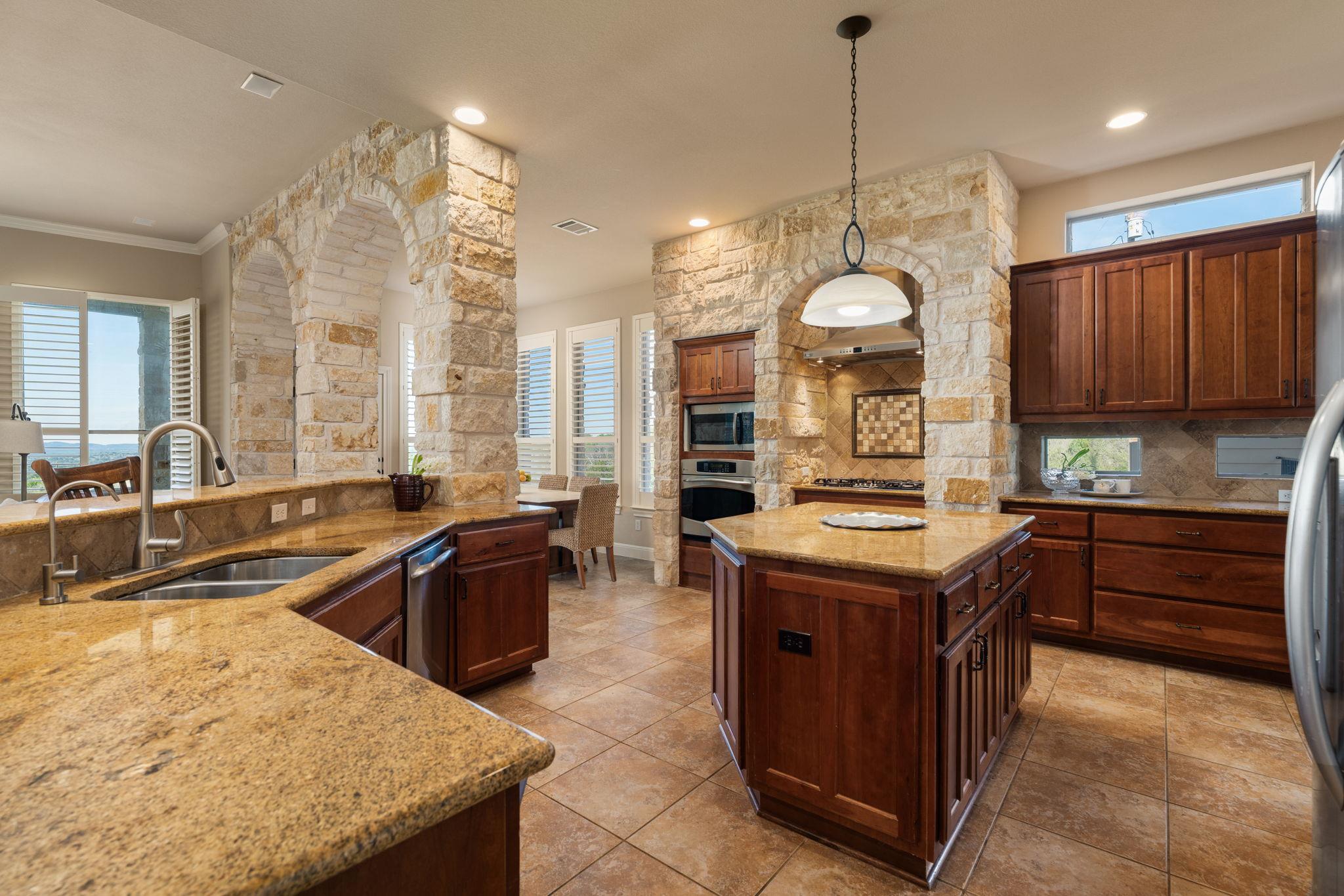 1130 Crownover Ln, Round Mountain, TX 78663