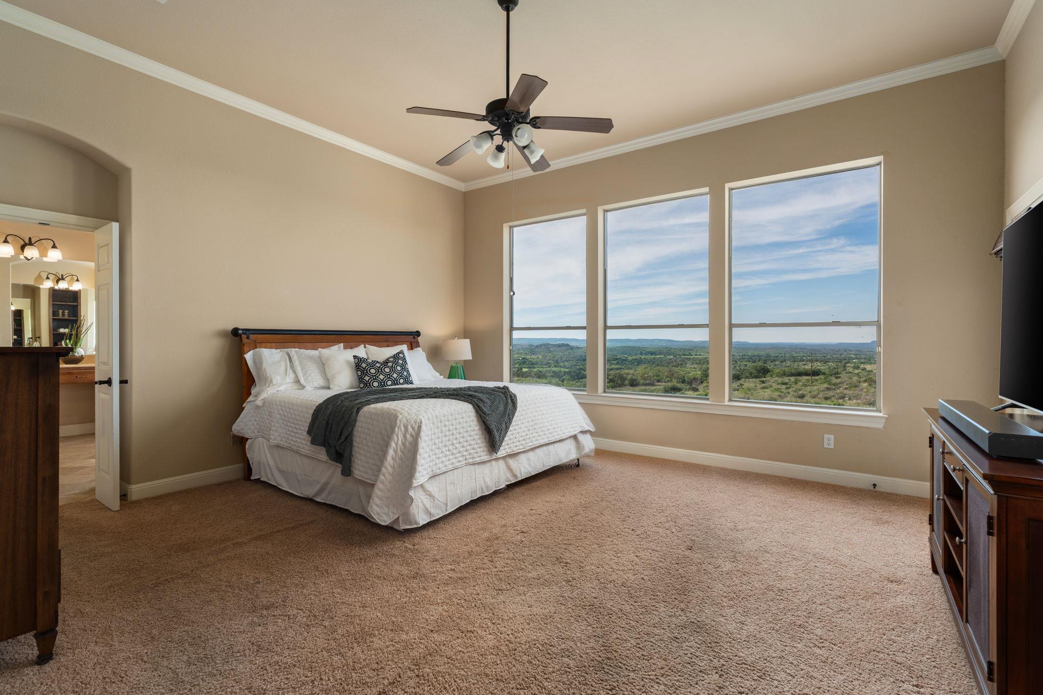 1130 Crownover Ln, Round Mountain, TX 78663