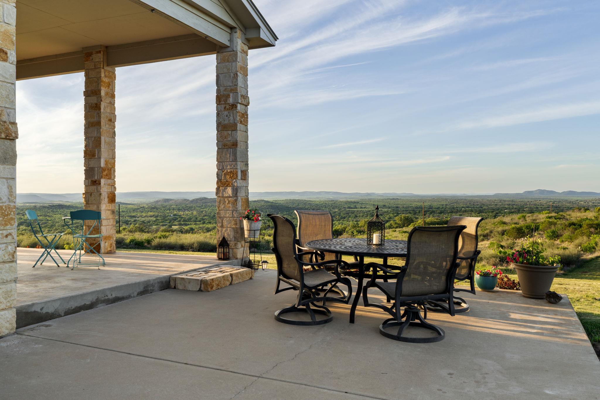 1130 Crownover Ln, Round Mountain, TX 78663