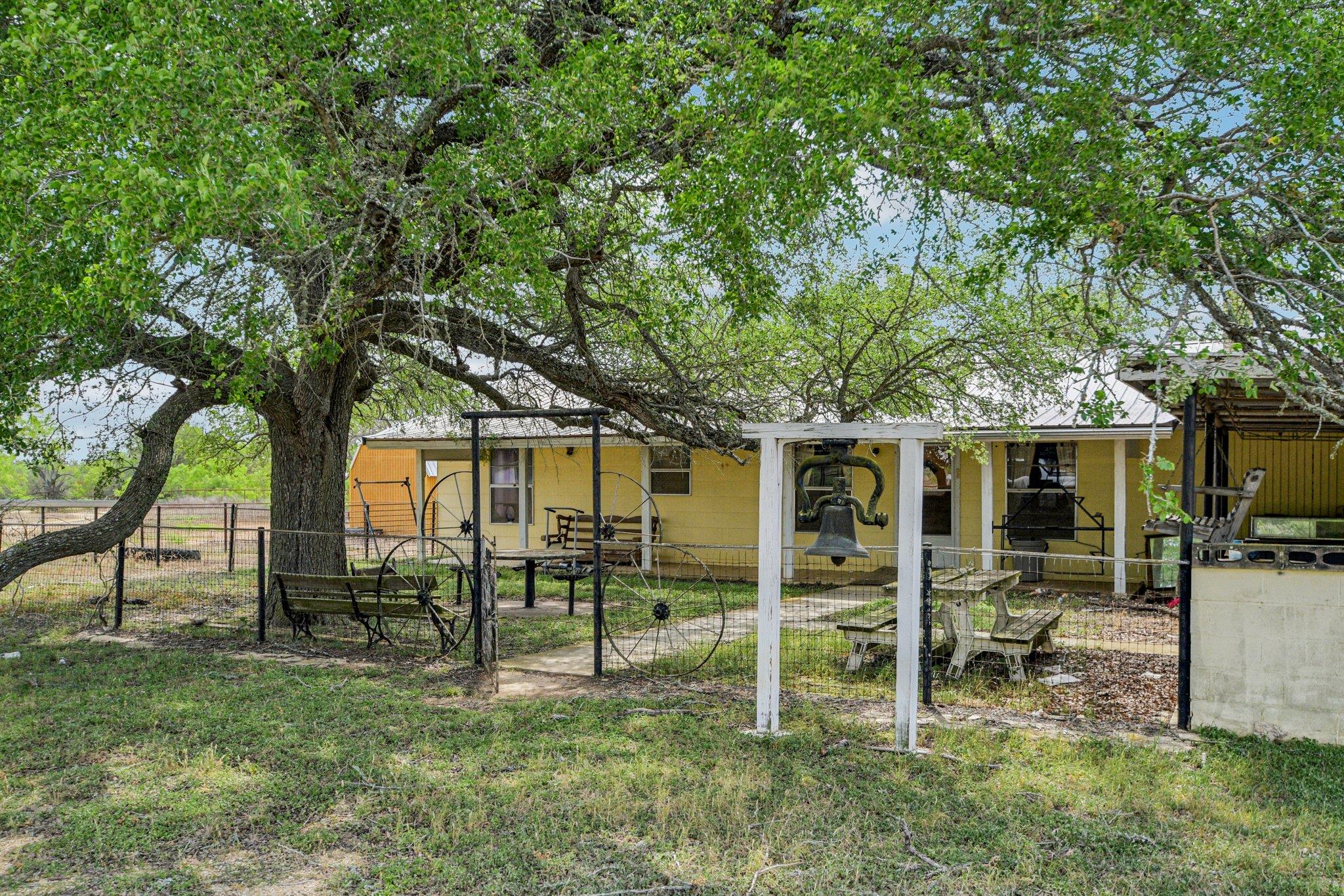 3200 Cattlemens Row, Lockhart, TX 78644
