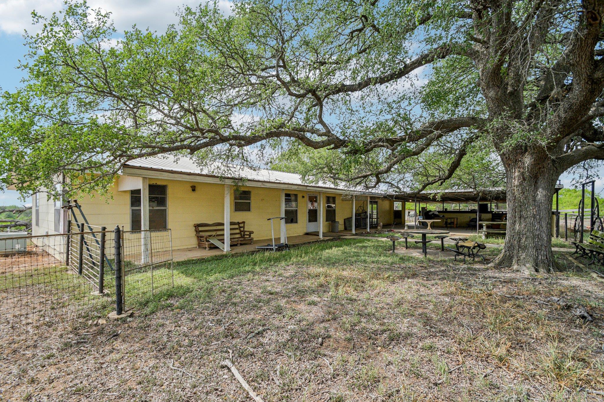 3200 Cattlemens Row, Lockhart, TX 78644