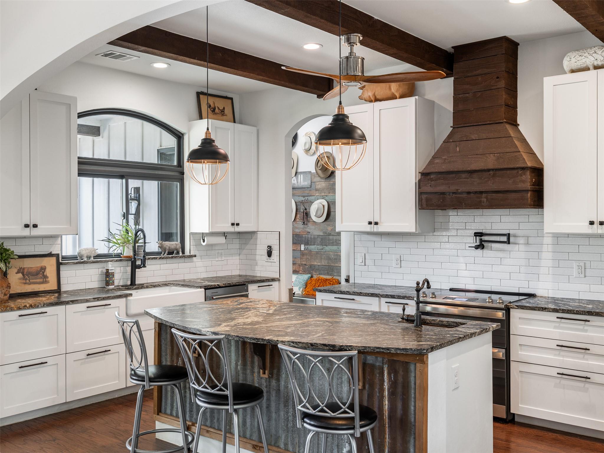 933 Beauchamp Rd, Dripping Springs, TX 78620