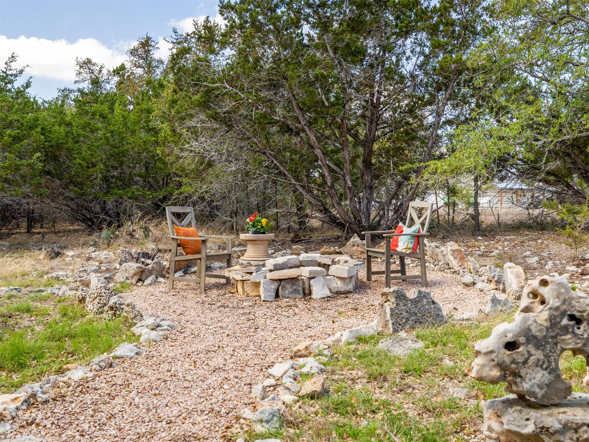 933 Beauchamp Rd, Dripping Springs, TX 78620