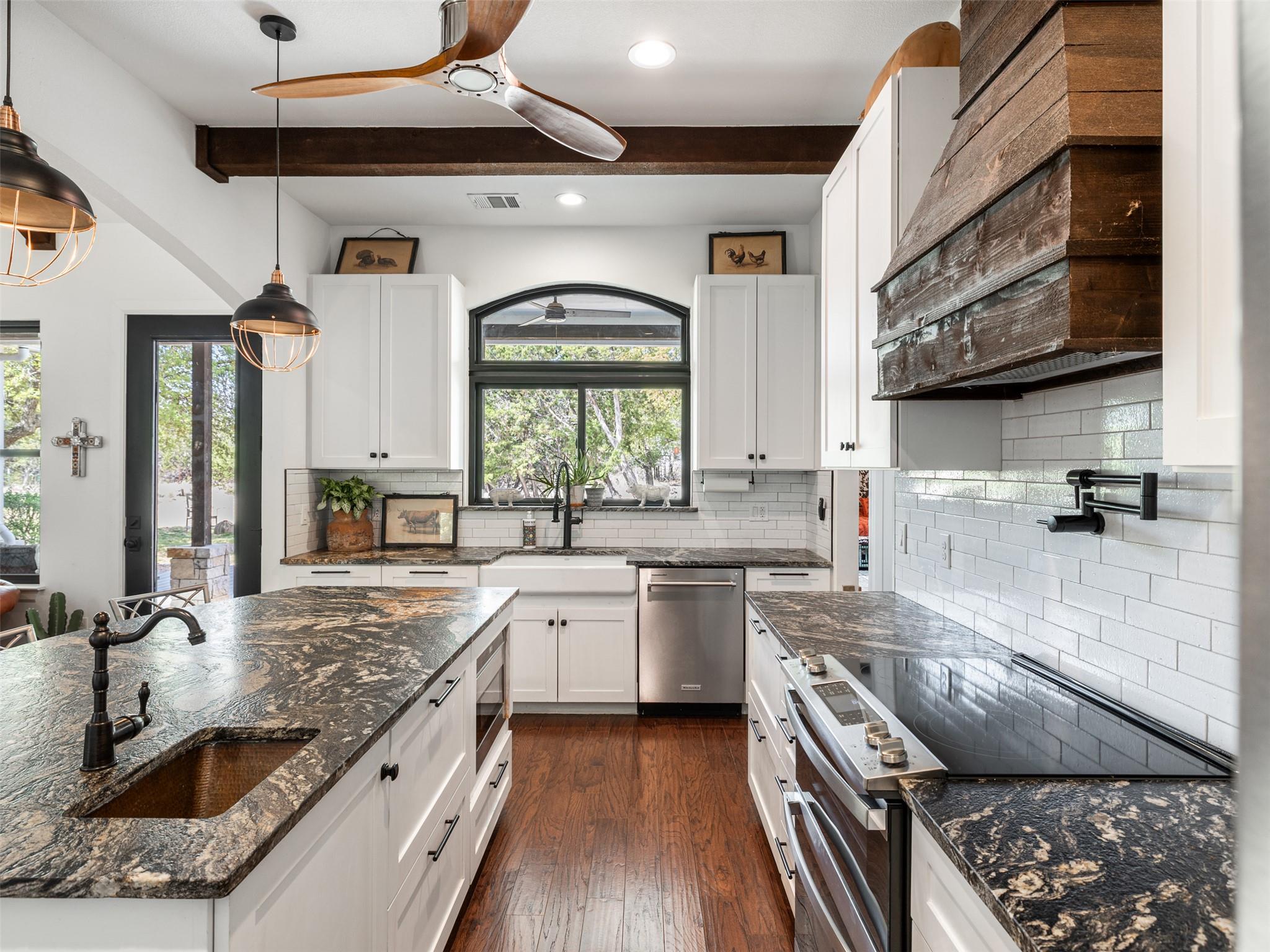 933 Beauchamp Rd, Dripping Springs, TX 78620