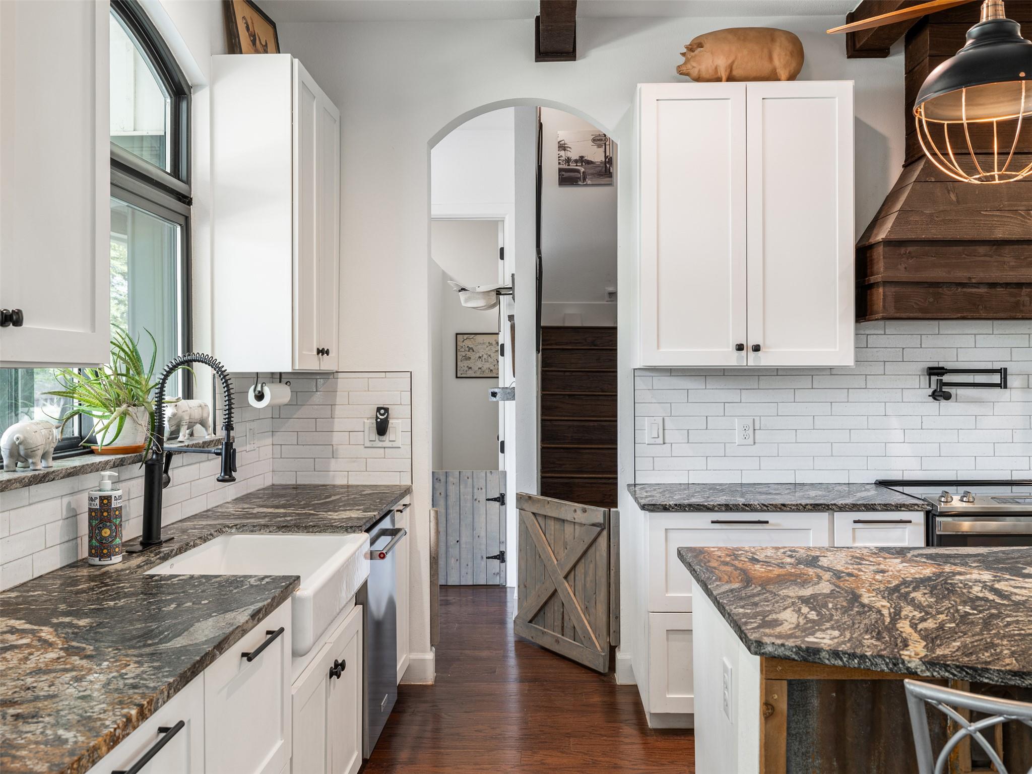 933 Beauchamp Rd, Dripping Springs, TX 78620