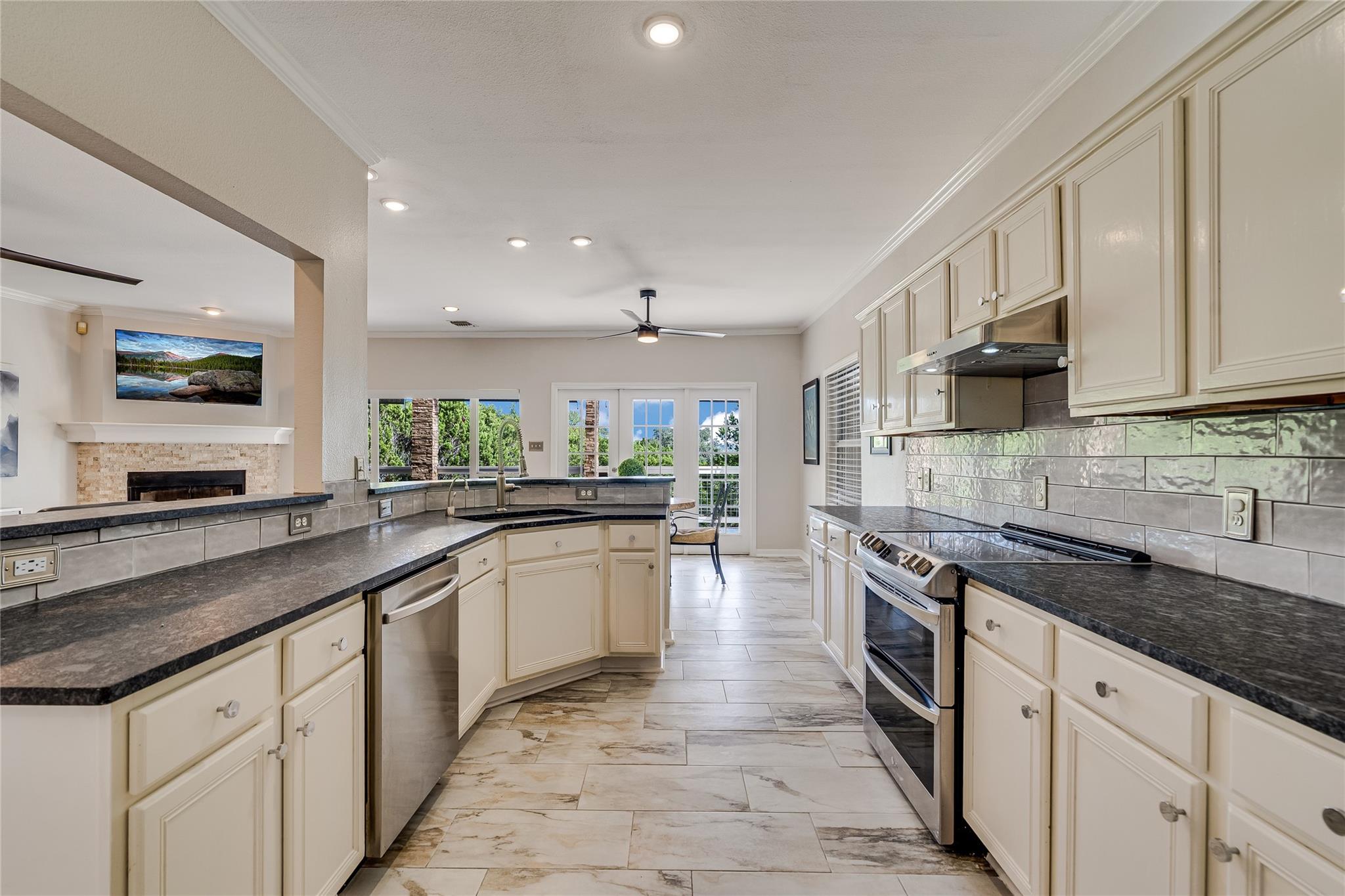 971 Barbara Dr, Canyon Lake, TX 78133