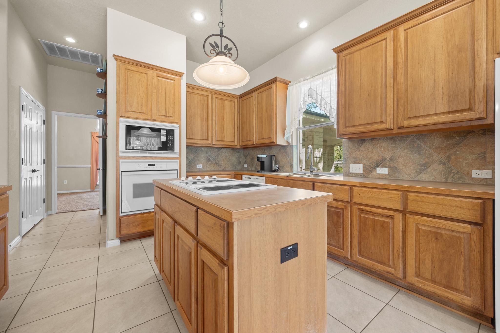 105 Oak Plaza Dr, Georgetown, TX 78628